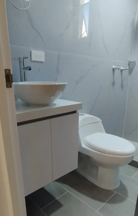 baño-flotante- lavamanos-maderarh-puertas